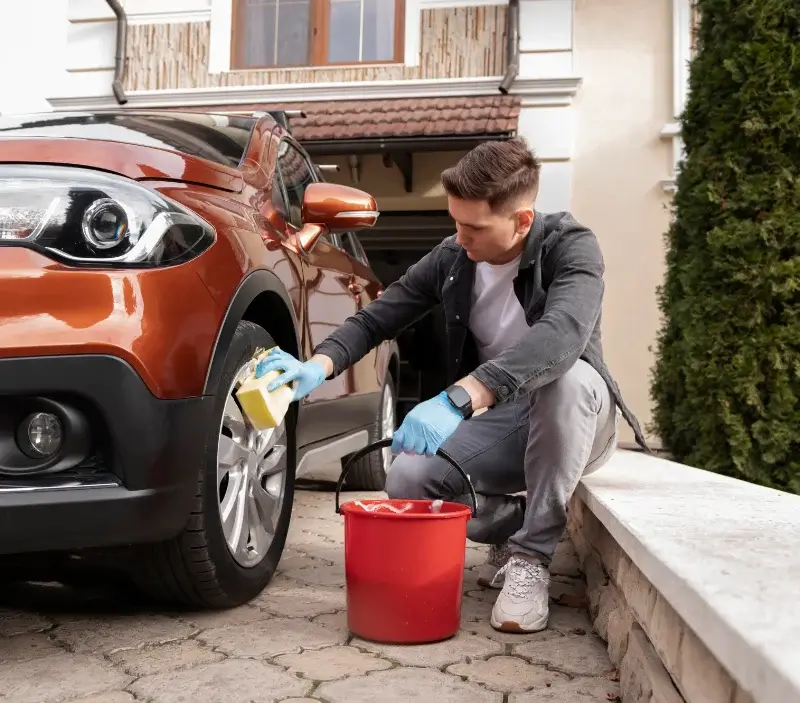 Lavage auto à domicile Vald'Yerre : professionnel intervenant sur un véhicule